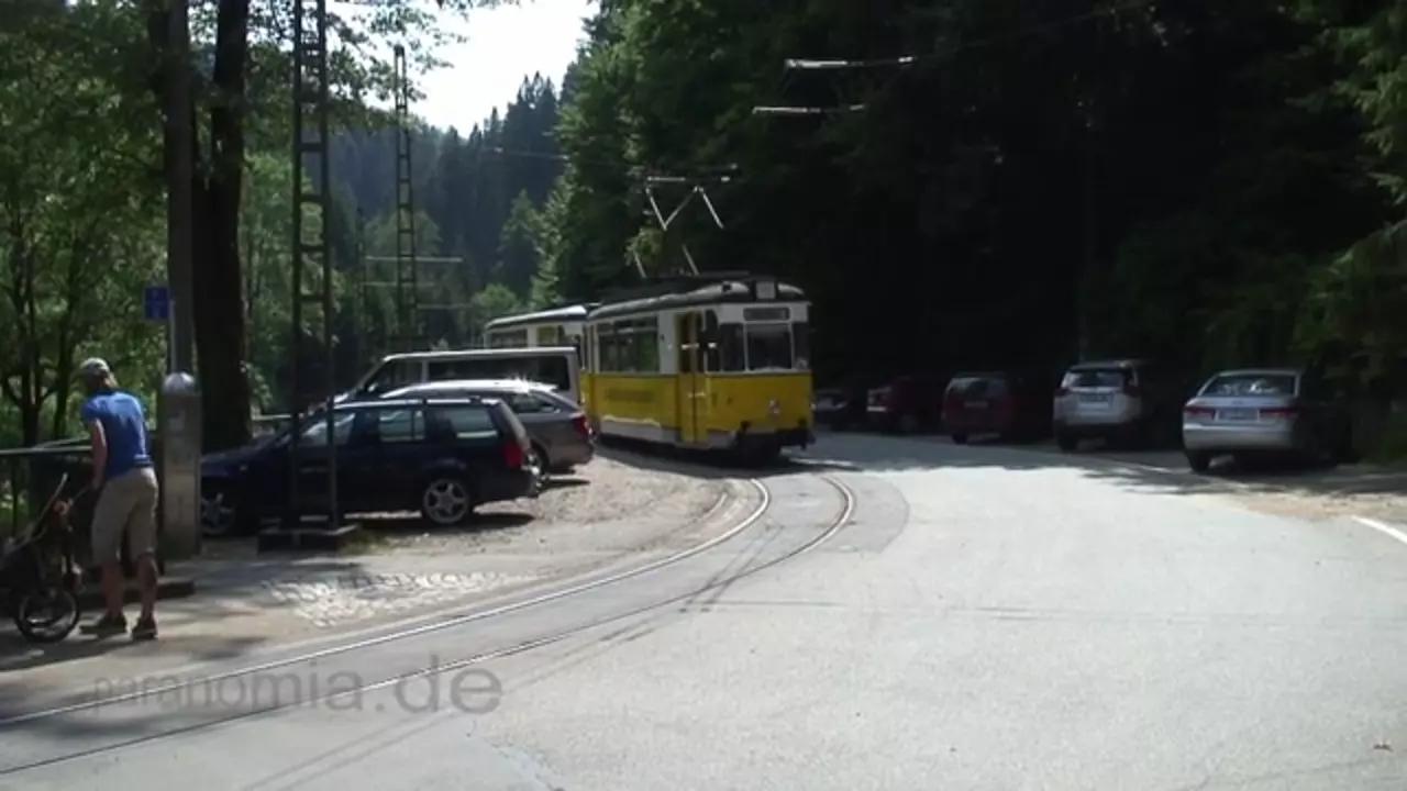 Foto: Die Kirnitzschtalbahn bei der Einfahrt am Lichtenhainer Wasserfall