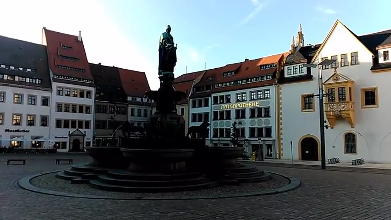 Foto: Freiberg - Obermarkt mit Brunnen, Ratsapotheke, Otto der Reiche und Rathaus