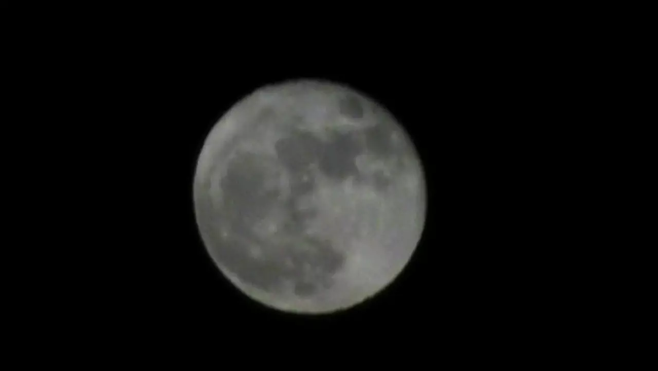 Foto: Video-Testaufnahmen des Mondes mit einer JVC DA20 Videokamera