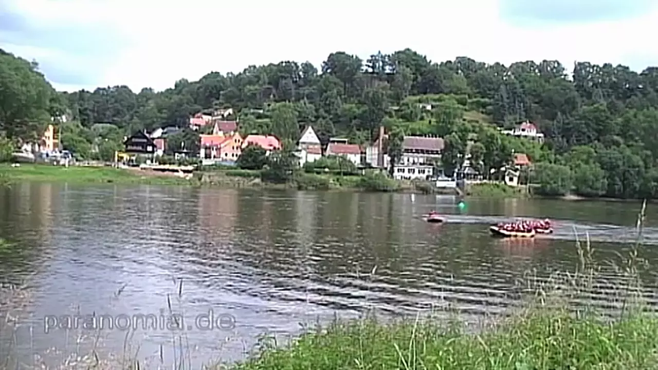 Foto: Rafting auf der Elbe durch Pirna - Vorbeifahrt Gräfin Cosel