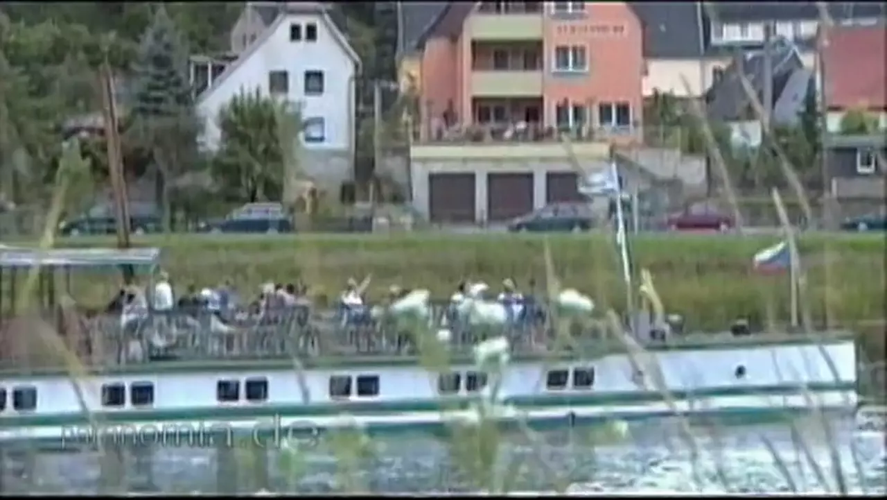 Foto: Vorbeifahrt des Dampfers Pirna und Anlegemanöver in Krippen 16:9