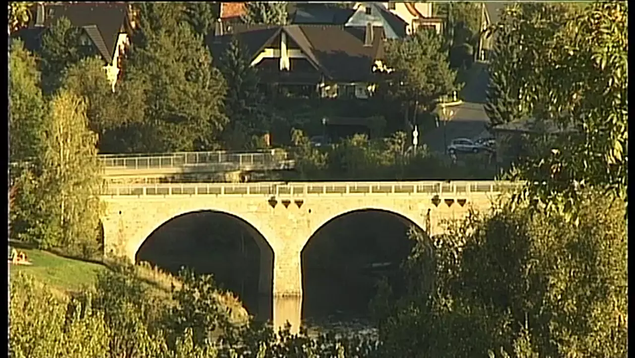 Foto: Die Weisseritztalbahn bei der Fahrt über die Brücke in Malter
