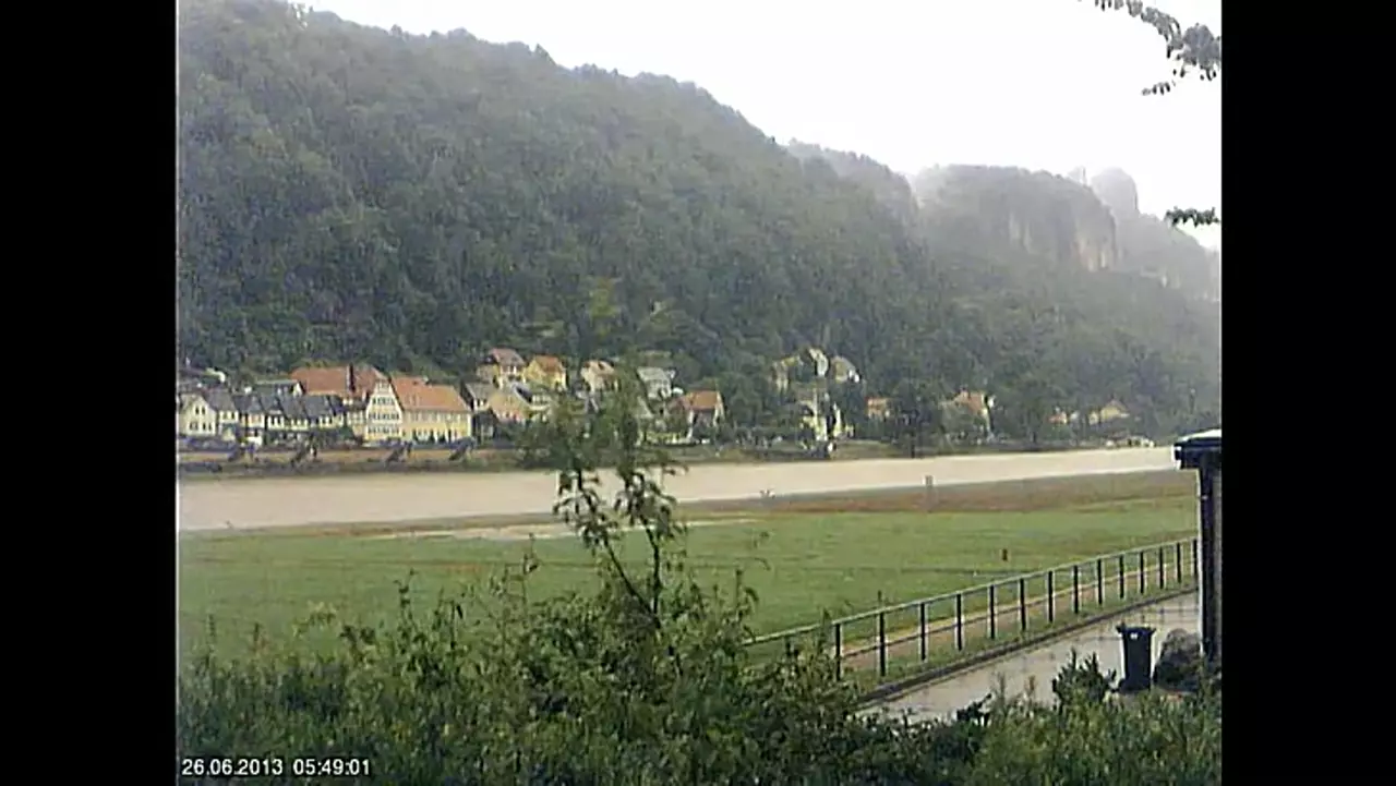 Foto: Hochwasser Zeitraffer Bad Schandau 26.6.2013 mit Pegel-Einblendungen