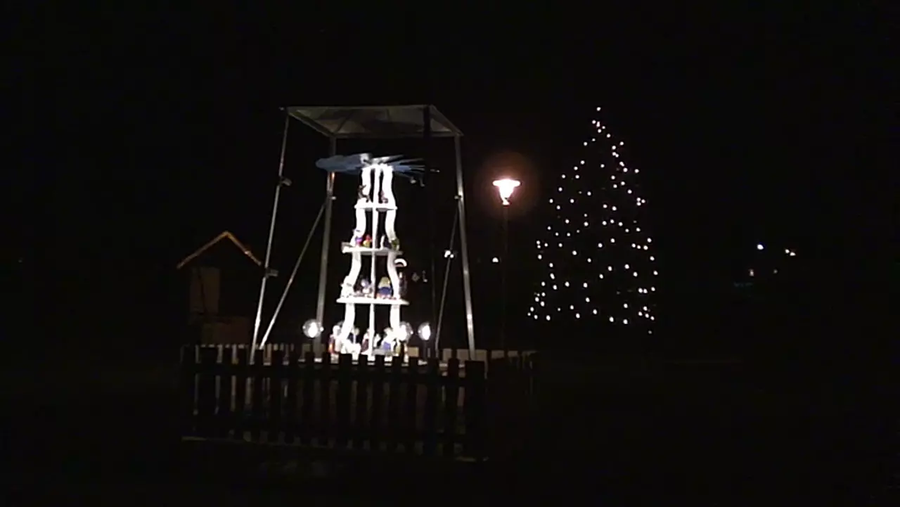 Foto: Erzgebirgische Volkskunst: Große Weihnachtspyramide