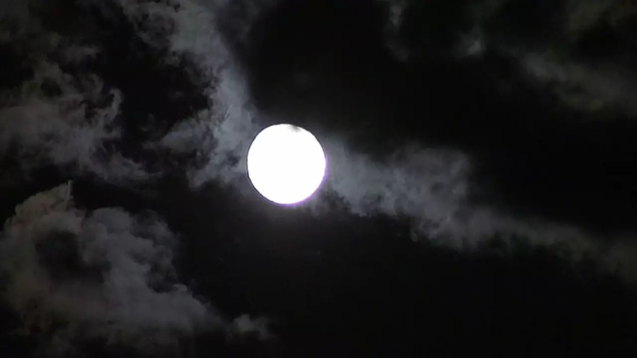 Foto: Stockvideo FullHD Wolken und Mond
