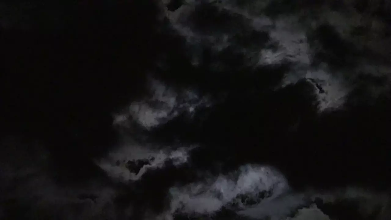 Foto: Stockvideo / Footage Wolken, Wind und Mond FullHD