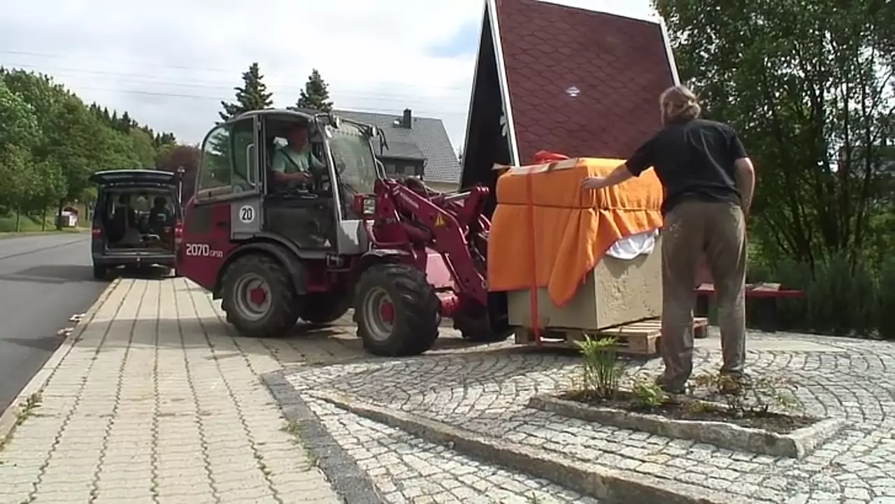 Foto: Aufstellung des Sockels für das Kriegerdenkmal in Holzhau