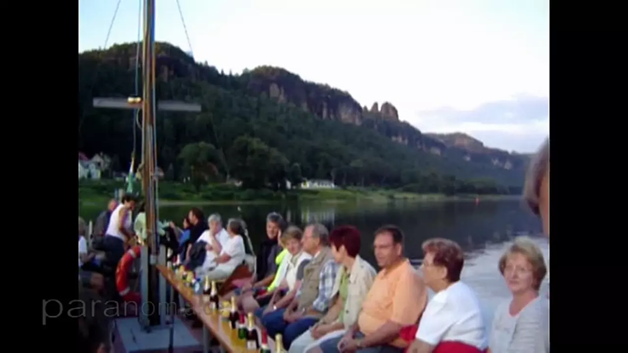 Foto: Abendfahrt auf der Schute durch Bad Schandau - Bootscharter Strohbach