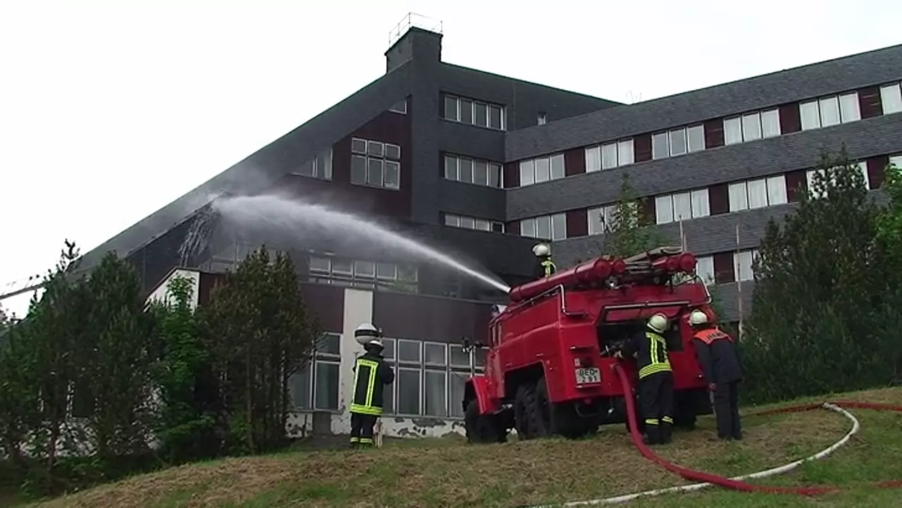 Foto: Das ehemalige Waldhotel Sachsenstern brannte (2)