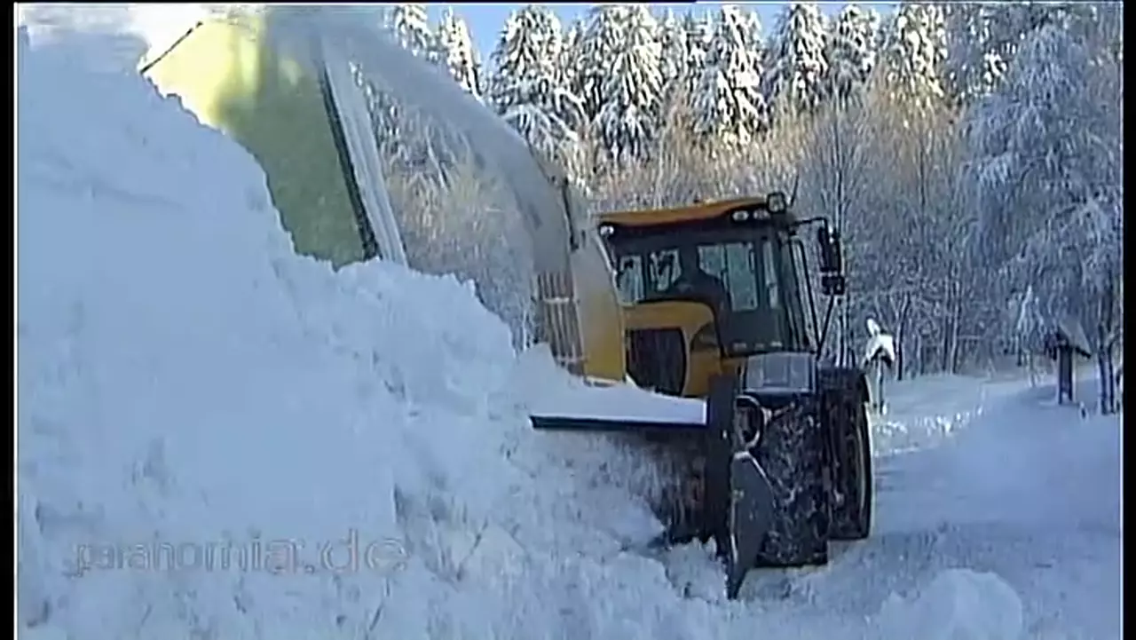 Foto: Zu viel Schnee in Holzhau - Schneefräse im Einsatz