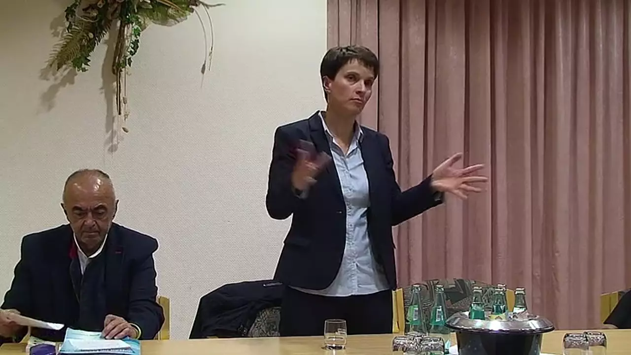 Foto: Frau Dr. Petry (AfD) - Öffentliche Bürgerdiskussion in Holzhau (Teil 6)