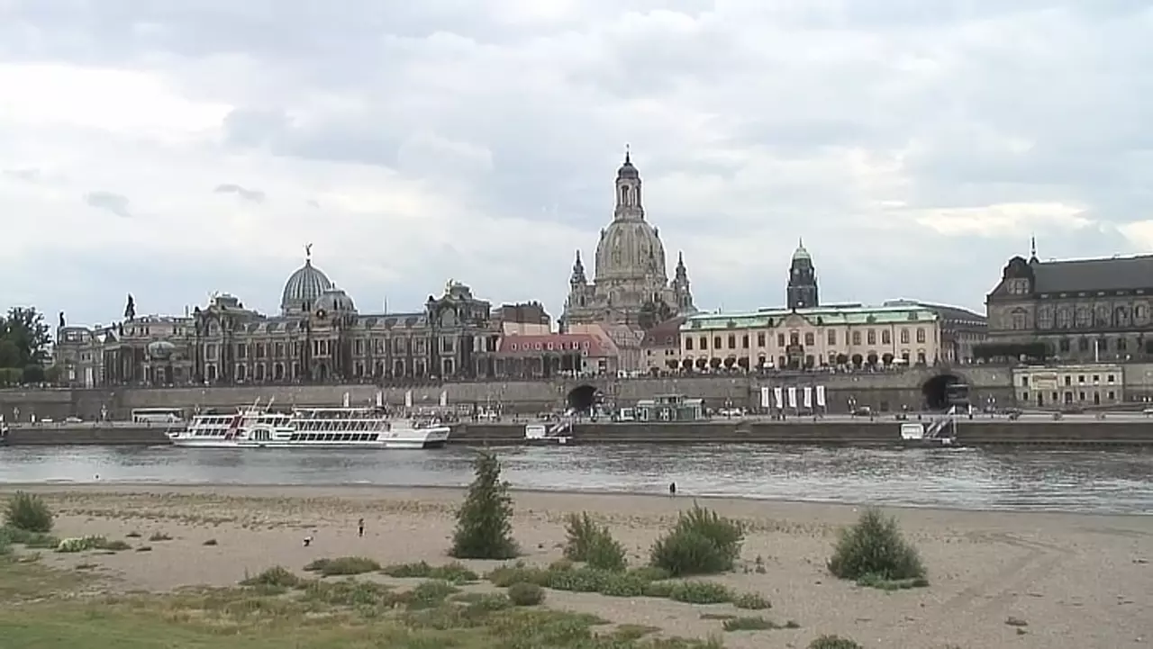 Foto: Dresden - Elbufer neben der Augustusbrücke  - Altstadt 