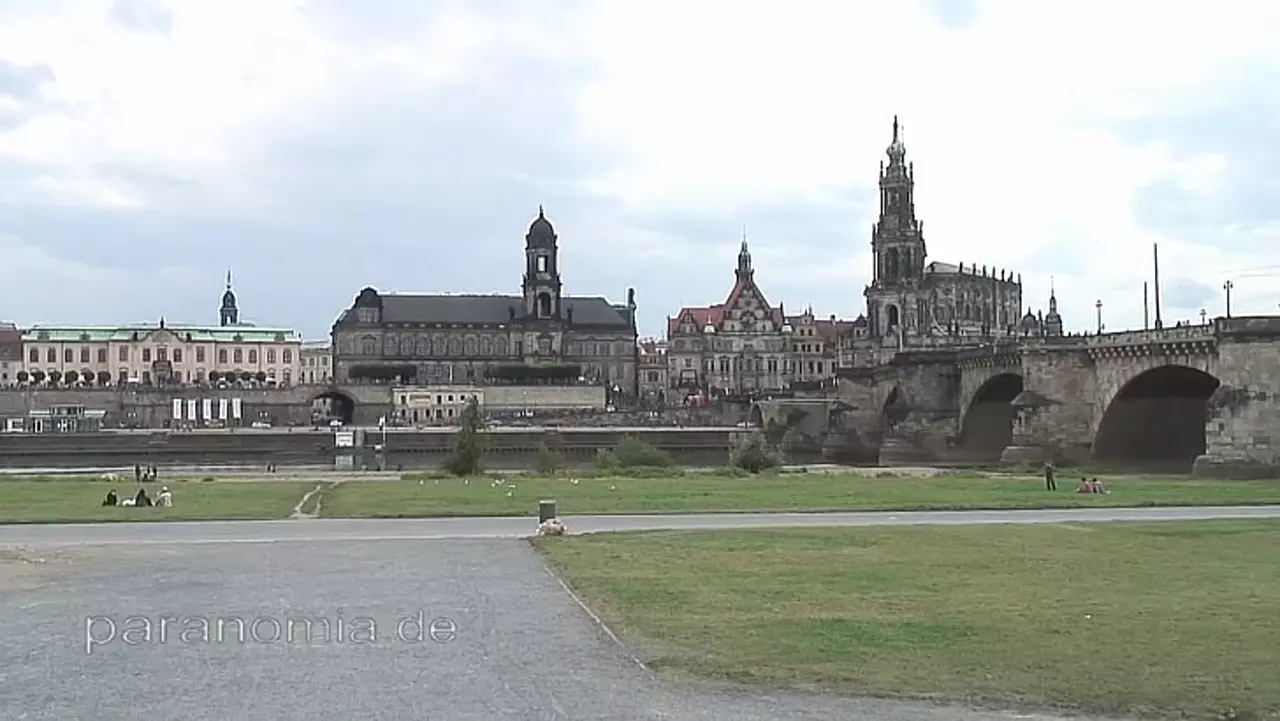 Foto: Dresden - Semperoper - Frauenkirche - Terrassenufer