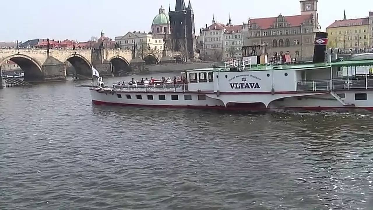 Foto: Passagierschiff VLATAVA an der Karlsbrücke in Prag