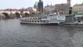 Passagierschiff VLATAVA an der Karlsbrücke in Prag