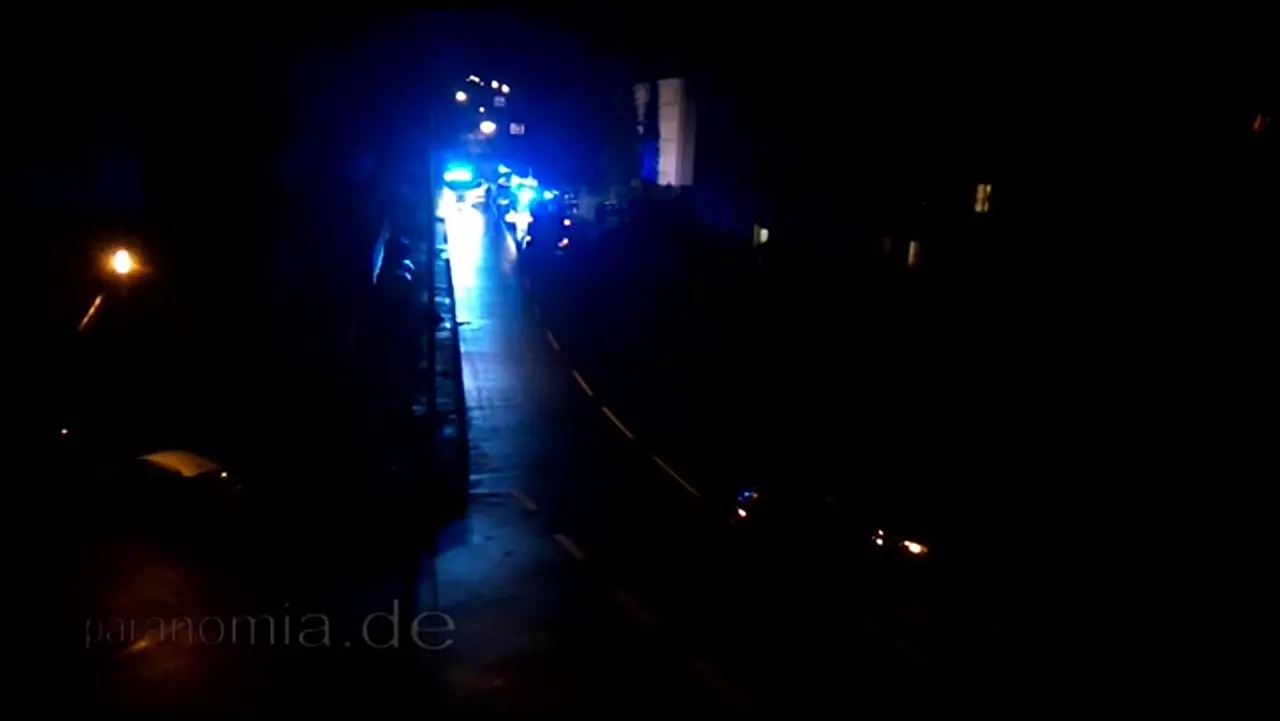 Foto: BMW rammt Laterne - Unfall in Freiberg, Peter-Schmohl-Straße
