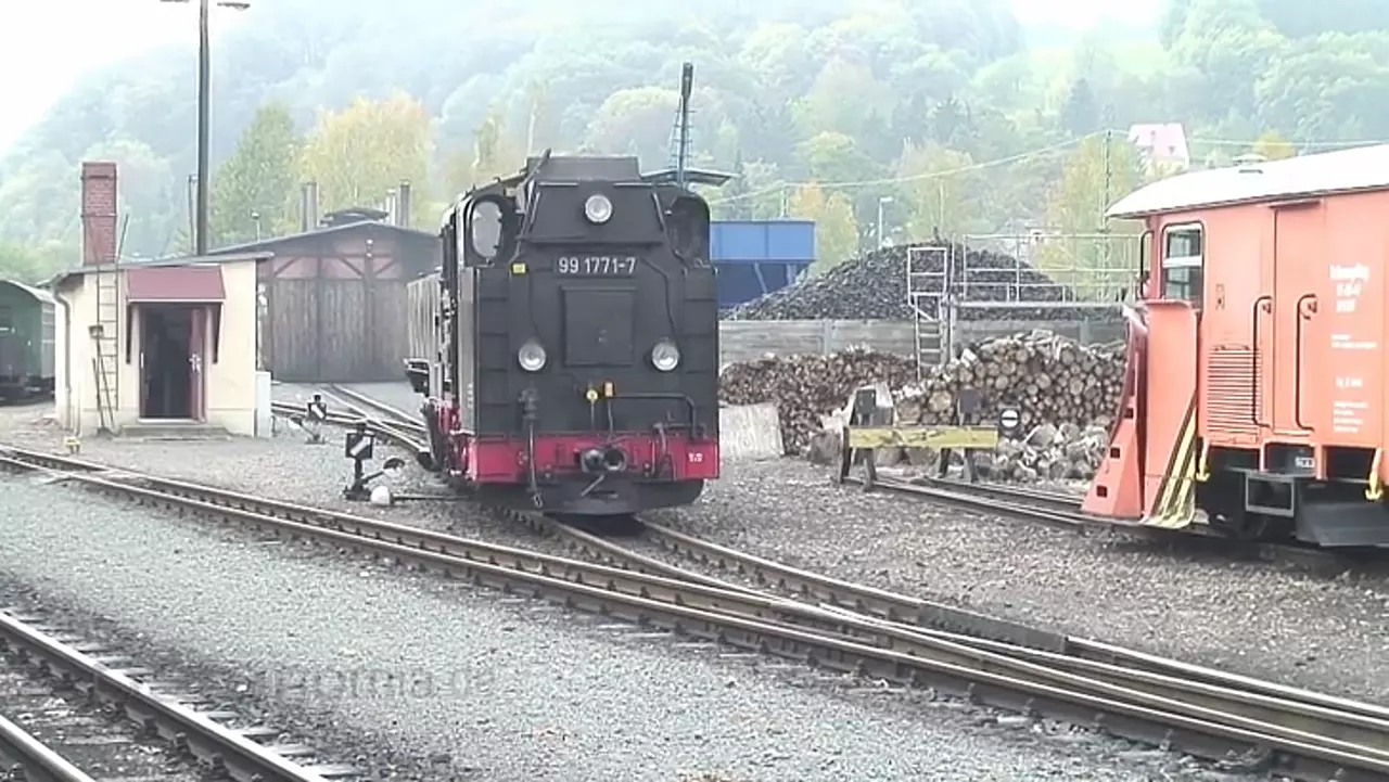 Foto: Die Dampflokomotive 99-1771-7 der Weißeritztalbahn in Freital