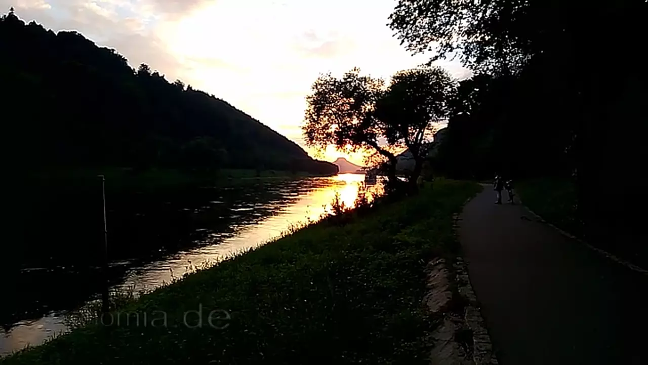 Foto: Elberadweg bei Schmilka - Sonnenuntergang über dem Lilienstein