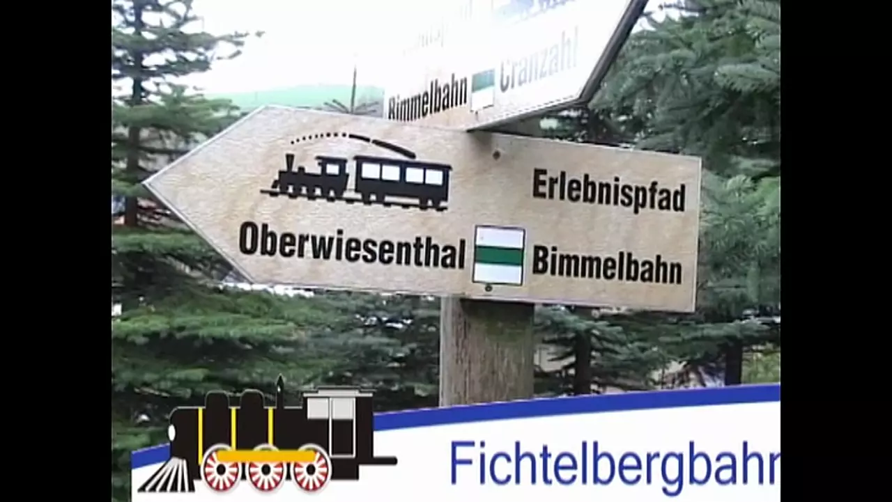 Foto: Die Dampflokomotive der Fichtelbergbahn am Bahnübergang Neudorf