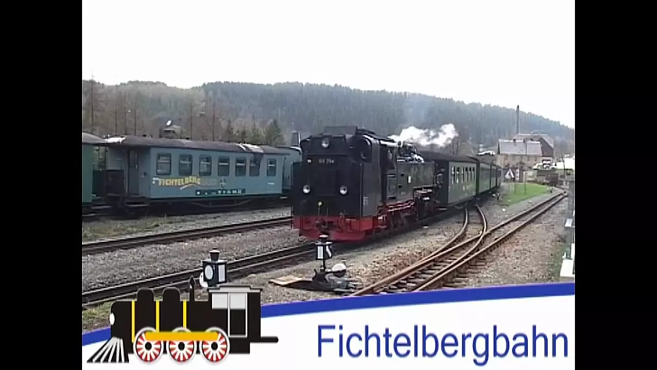 Foto: Die Fichtelbergbahn bei der Ausfahrt aus Hammerunterwiesenthal