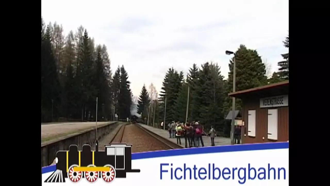 Foto: Die Dampflok der Fichtelbergbahn, Einfahrt am Haltepunkt Vierenstraße
