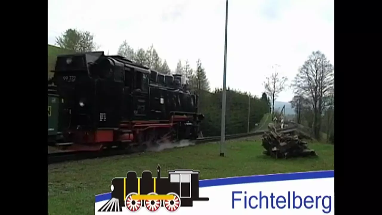 Foto: Die Dampflok 99 772 der Fichtelbergbahn bei der Ausfahrt in Unterneudorf