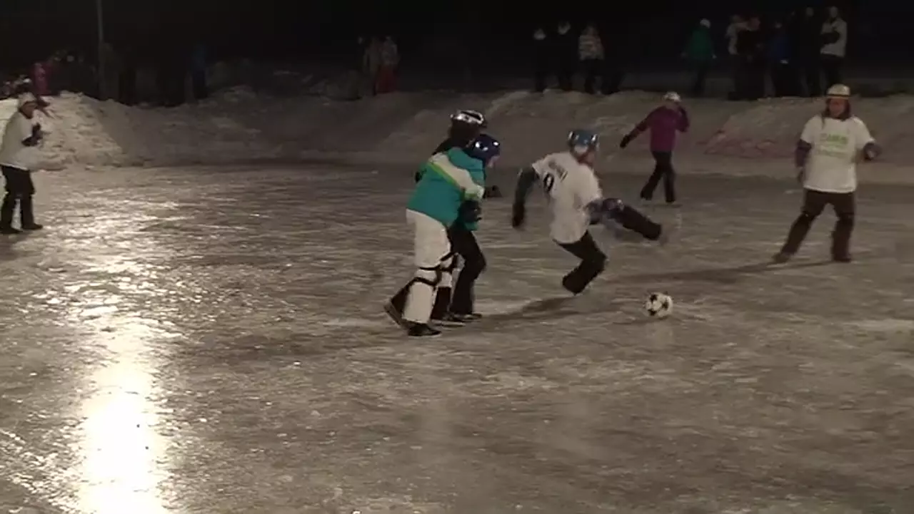 Foto: Das 3. Eisfussball-Turnier in Holzhau - Bräustübel Clausnitz gegen Schneesterne Holzhau
