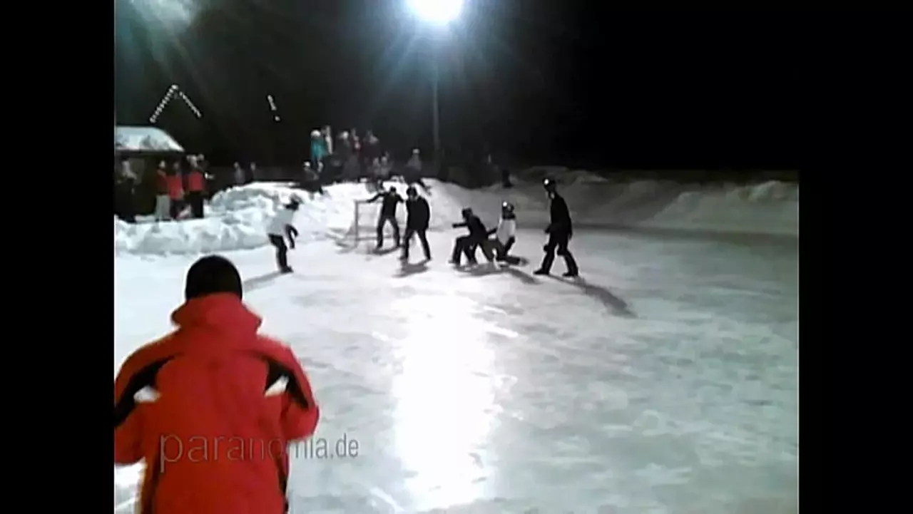 Foto: Handyvideo vom Eisfussballturnier 2013